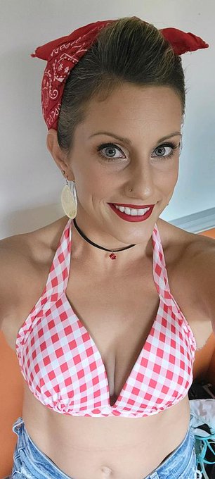My 50s look 😍 https://t.co/6QmPvrGBKx
