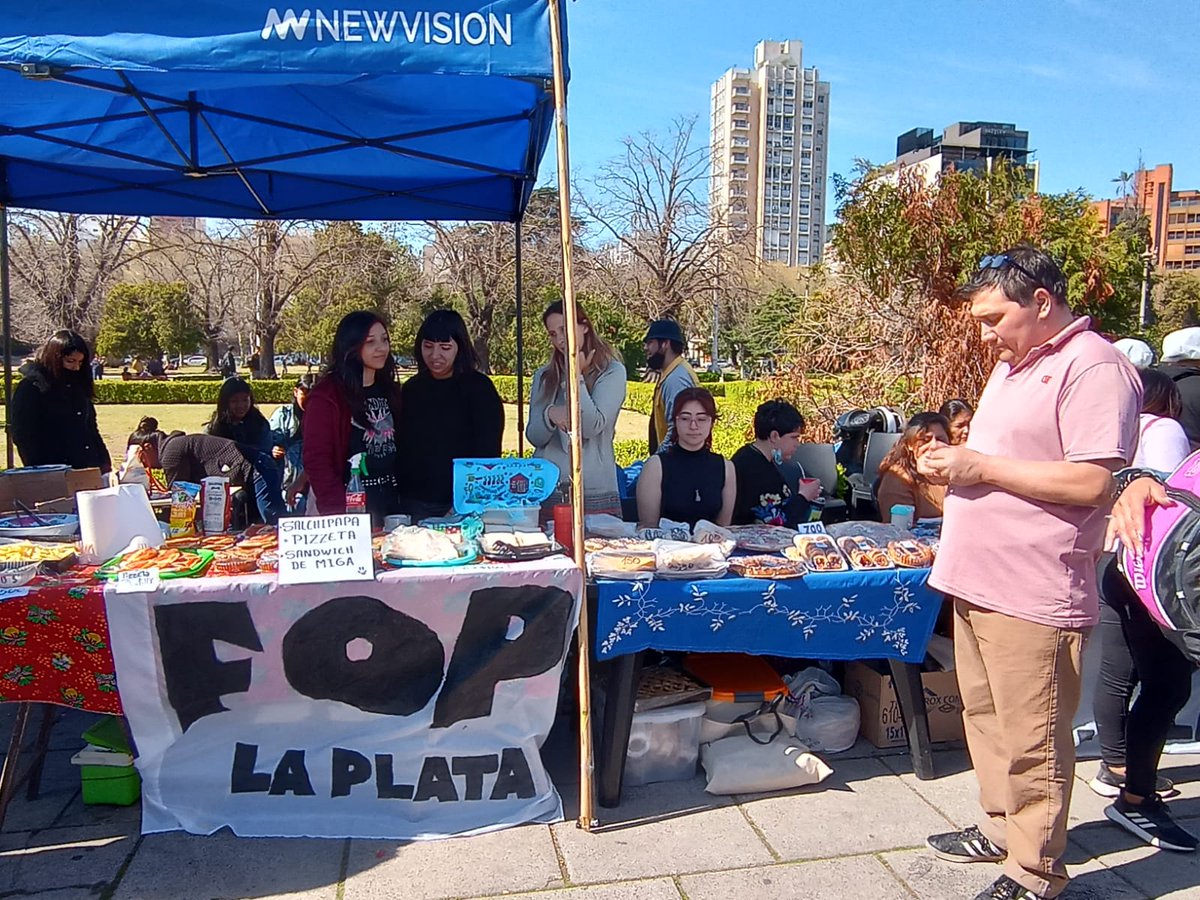 FOPLAPLATA1's tweet photo. Se realizó nuevamente el FERIAZO en Plaza Moreno, cientos de puestos de trabajadores de la economía popular salieron a la calle en forma de protesta ante la ausencia del municipio en promover políticas públicas y económicas en los barrios de la periféria. FOP presente 🤍🤍✊ https://t.co/eKdeqwQ3Gc