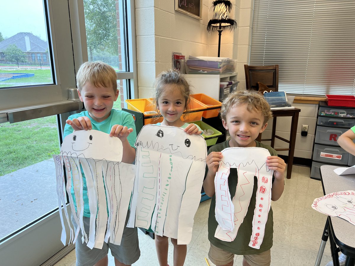 MrsSims7's tweet image. Kindergarten Artists are learning all about lines and the directions that lines travel. They are practicing their line drawing and cutting skills by creating these cute Line Jellyfish!  @RiverRidgeElem