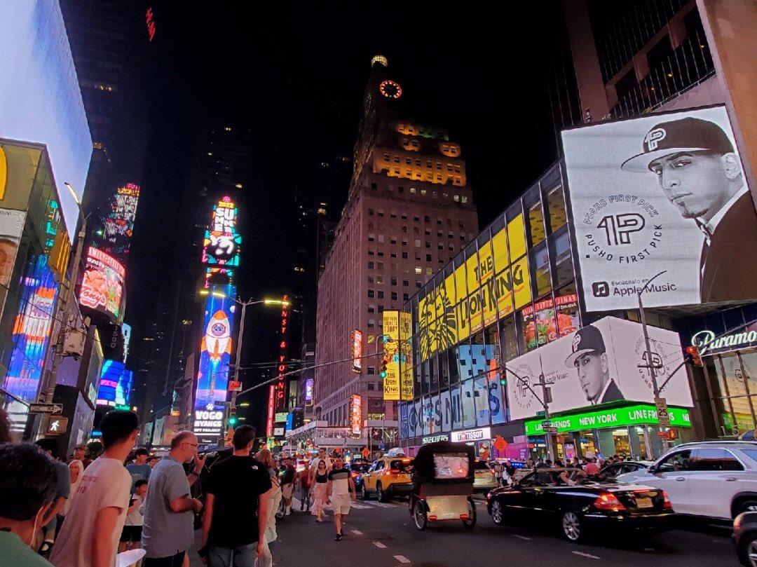 Chengmeili9's tweet photo. Times Square at night is really crowded. https://t.co/hROJsAXZgR