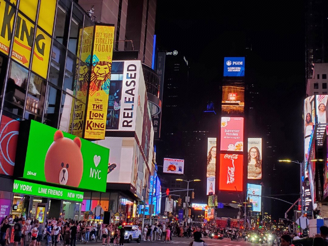 Chengmeili9's tweet photo. Times Square at night is really crowded. https://t.co/hROJsAXZgR