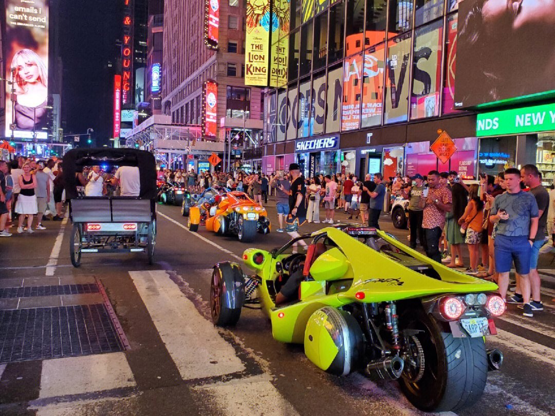 Chengmeili9's tweet photo. Times Square at night is really crowded. https://t.co/hROJsAXZgR