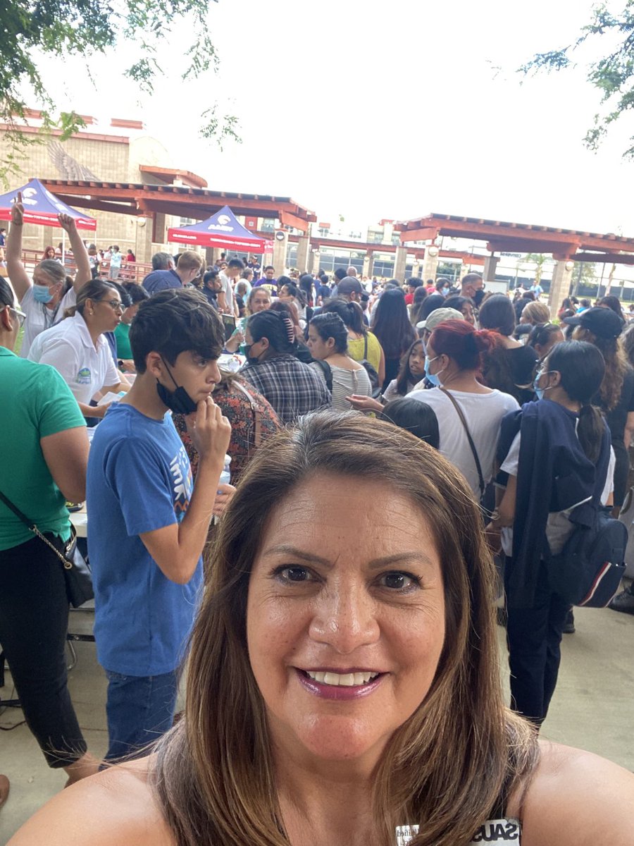 CteLorraine's tweet photo. Wall to wall parent turn out! Come join me at Villa’s back to school night!  #sausdcte #sausd #bettertogether https://t.co/0UsG78Zgj3