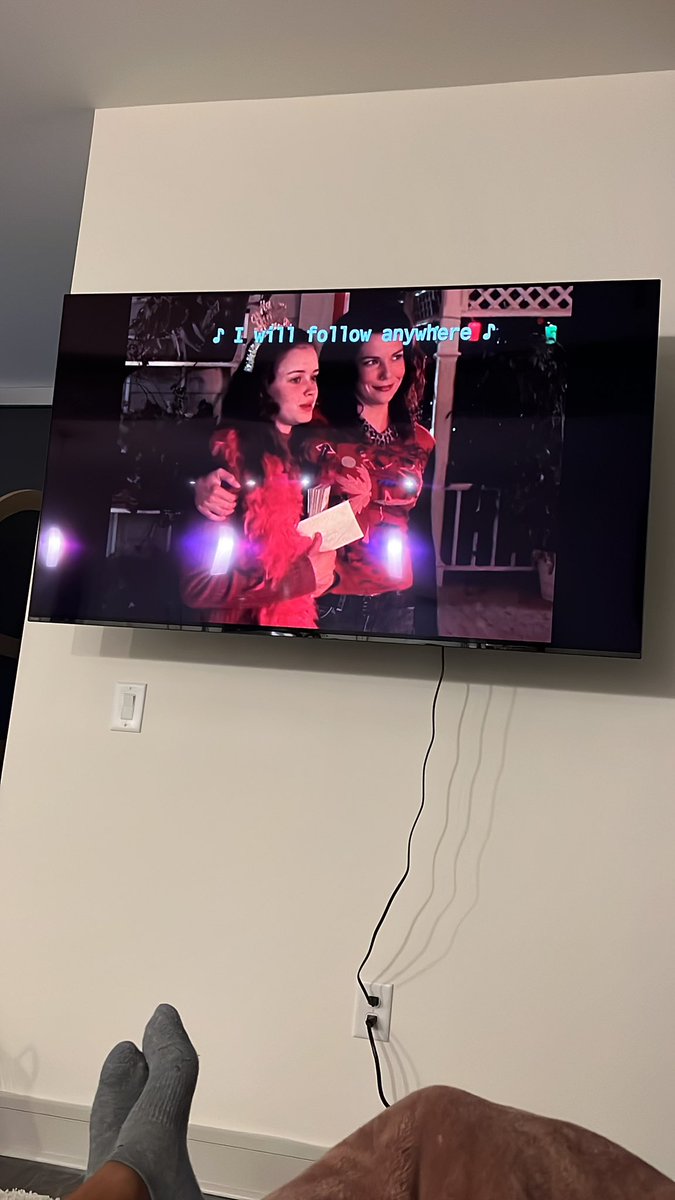 Vish_onary's tweet photo. Every few years, during the fall, I feel a strong urge to rewatch @GilmoreGirls from SEEp1 #LFG https://t.co/aOD8u0pYqj