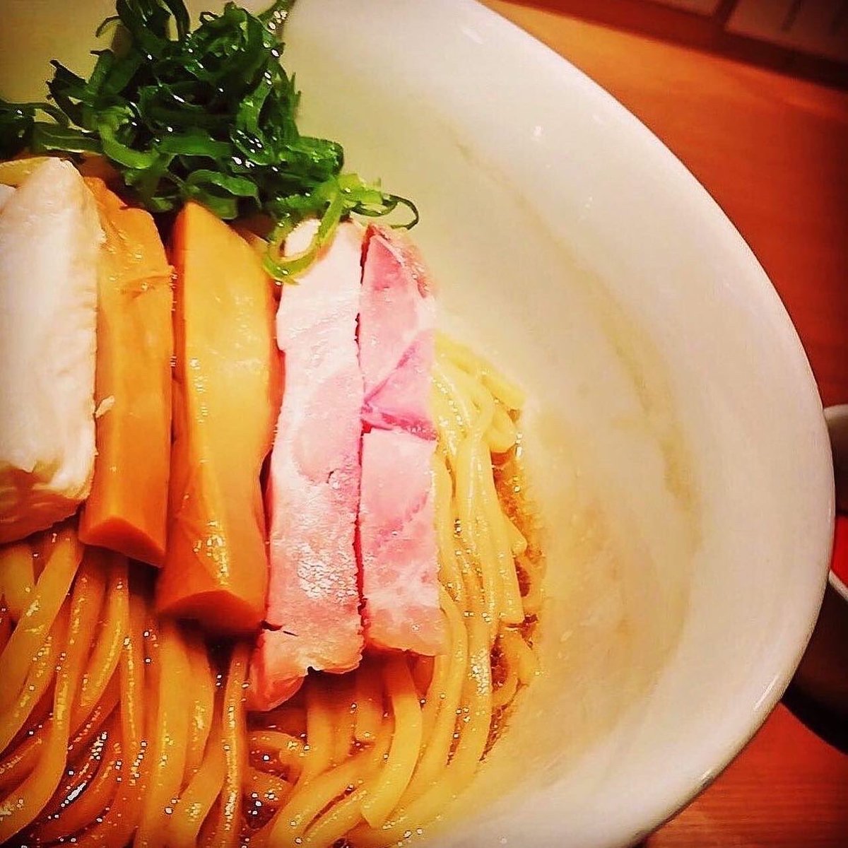 本日も11:00~22:00の通し営業です。今日は昨日より暑くなるようです。らぁ麺食べて乗り切りましょう。

本日限定ノドグロです。トビウオはお休みです。杯数限定冷やしもご用意してます。

らぁ麺はやし田新宿本店宜しくお願いしますm(_ _)m

#はやし田
#はやし田新宿
#のどぐろそば