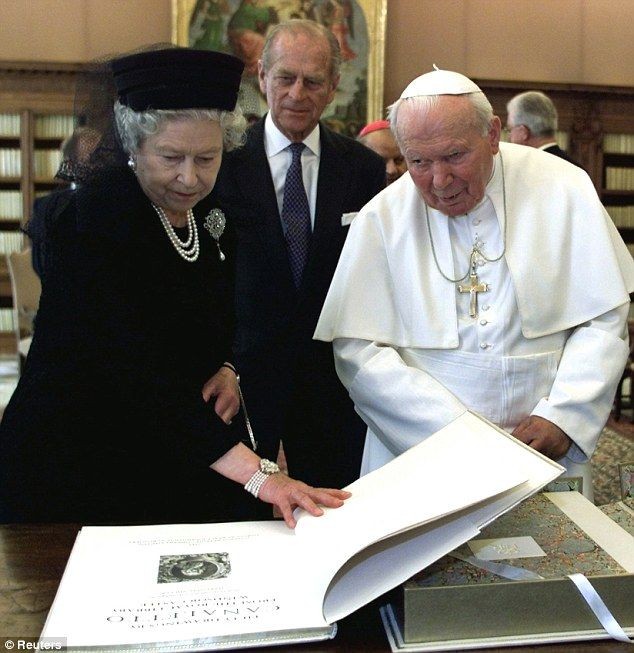 'Eternal rest grant unto her, O Lord, and let perpetul light shine upon her. May the souls of the faithful departed, through the mercy of God, rest in peace. Amen.' #QueenElizabethII #RestInPeaceYourMajesty