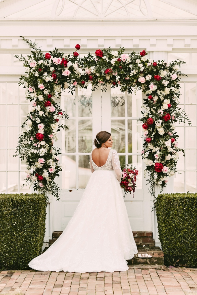 Some photos just stop you in your tracks and THIS is one of them 😍 How stunning is Heartwood Hall bride Alexandra on her big day?!⁣
⁣
Venue + Coordination ◦ @cedarhallTN
Photographer ◦ @kevinbarre
⁠Gown ◦ The Barefoot Bride
⁠Florals ◦ The Greenhouse