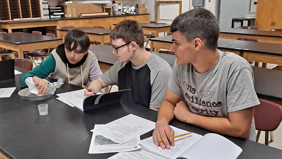 mochem12's tweet photo. Oil spill lab in Advanced chemistry. How to best clean it up?! #advchem @Eldon_Schools https://t.co/vOnFR6APs3