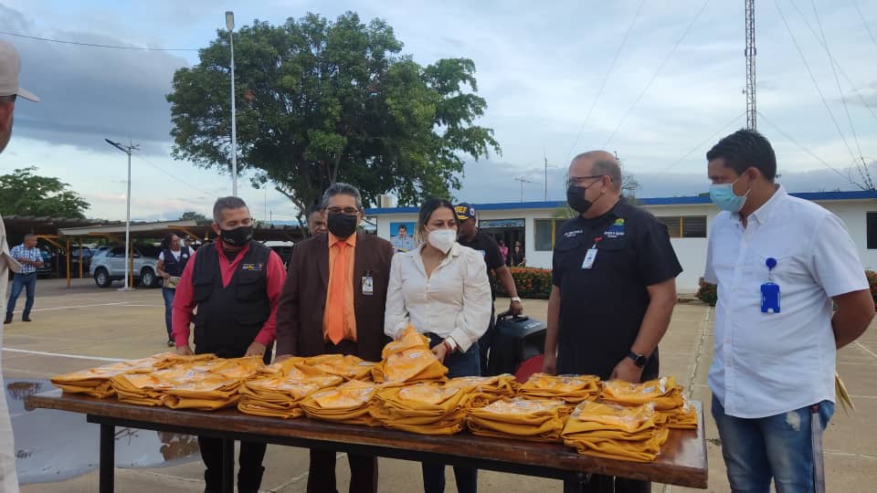 mirelct's tweet photo. Se lleva a cabo el traslado de privados de libertad penados a establecimientos con Régimen Penitenciario, dónde podrán gozar de beneficios integrales que brinda el @mppsp_vzla en garantía a los DDHH y el bienestar de la población privada de libertad.
#VenezuelaPuebloPróspero https://t.co/mdsUDKoRXo