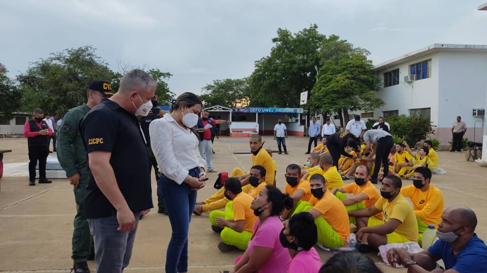mirelct's tweet photo. Se lleva a cabo el traslado de privados de libertad penados a establecimientos con Régimen Penitenciario, dónde podrán gozar de beneficios integrales que brinda el @mppsp_vzla en garantía a los DDHH y el bienestar de la población privada de libertad.
#VenezuelaPuebloPróspero https://t.co/mdsUDKoRXo