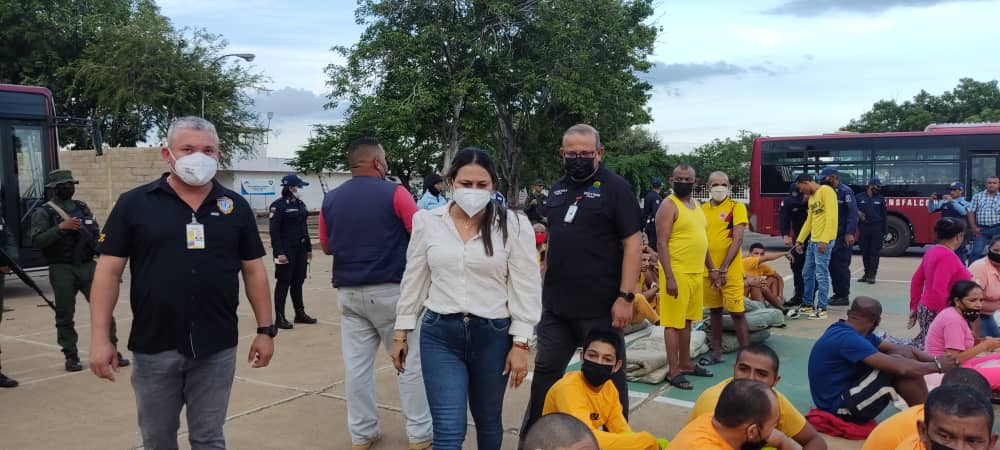 mirelct's tweet photo. Se lleva a cabo el traslado de privados de libertad penados a establecimientos con Régimen Penitenciario, dónde podrán gozar de beneficios integrales que brinda el @mppsp_vzla en garantía a los DDHH y el bienestar de la población privada de libertad.
#VenezuelaPuebloPróspero https://t.co/mdsUDKoRXo