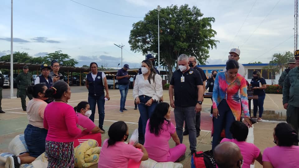 mirelct's tweet photo. Se lleva a cabo el traslado de privados de libertad penados a establecimientos con Régimen Penitenciario, dónde podrán gozar de beneficios integrales que brinda el @mppsp_vzla en garantía a los DDHH y el bienestar de la población privada de libertad.
#VenezuelaPuebloPróspero https://t.co/mdsUDKoRXo