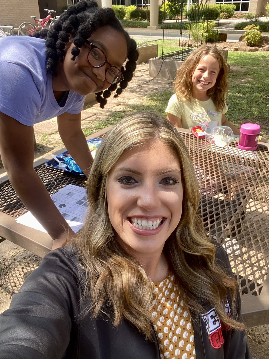 MsRea_ESE's tweet photo. What a fun Thursday! I got to eat lunch outside with students AND be a “surprise guest chef” at Cooking Club!!! @ClausellBriana and @TeamThompsonESE are the best!  #eseSOAR https://t.co/2NGqY2NYsa