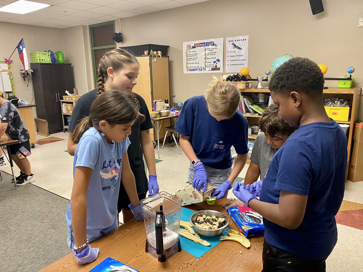 MsRea_ESE's tweet photo. What a fun Thursday! I got to eat lunch outside with students AND be a “surprise guest chef” at Cooking Club!!! @ClausellBriana and @TeamThompsonESE are the best!  #eseSOAR https://t.co/2NGqY2NYsa