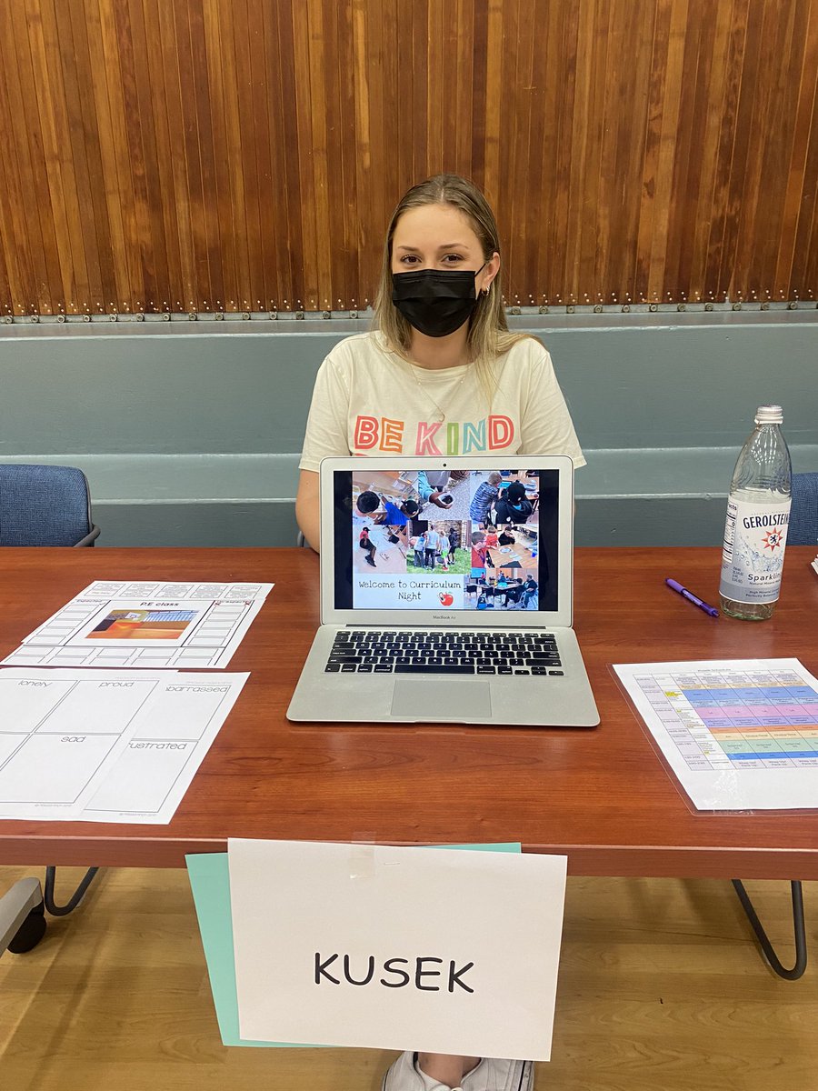 kweaks2340's tweet photo. Thanks for “poppin” in to see all the great things we do at GLS! 
Curriculum Night was a huge Success! 
#GagesLakeGrizzlies https://t.co/cCPGZ0F4pK