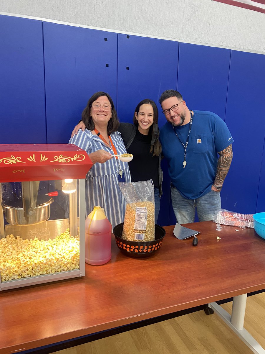 kweaks2340's tweet photo. Thanks for “poppin” in to see all the great things we do at GLS! 
Curriculum Night was a huge Success! 
#GagesLakeGrizzlies https://t.co/cCPGZ0F4pK