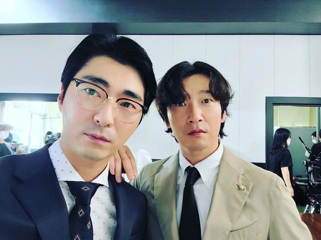 Ryeon1113's tweet photo. ??? 이건 또 뭐야 어라 베이지수트 어라 https://t.co/d5RCmeC4iy