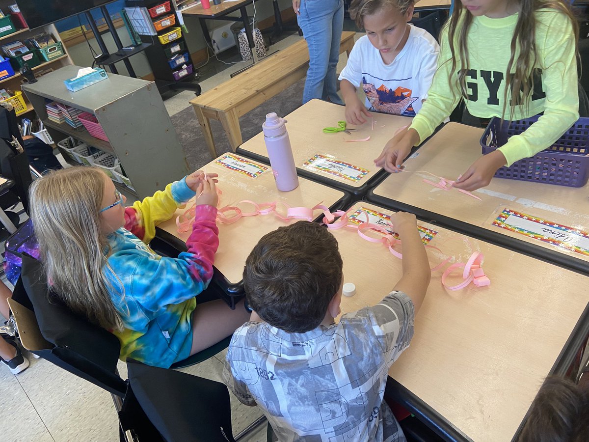 QRGeraghty's tweet photo. Working together to see which group could create the longest paper chain using 1 piece of construction paper, 1 pair of scissors and 1 glue stick! @lpapantoniou4 #qrspride https://t.co/kSQtmKtbmL