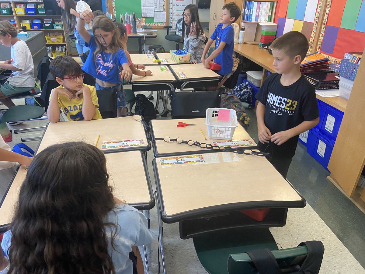 QRGeraghty's tweet photo. Working together to see which group could create the longest paper chain using 1 piece of construction paper, 1 pair of scissors and 1 glue stick! @lpapantoniou4 #qrspride https://t.co/kSQtmKtbmL