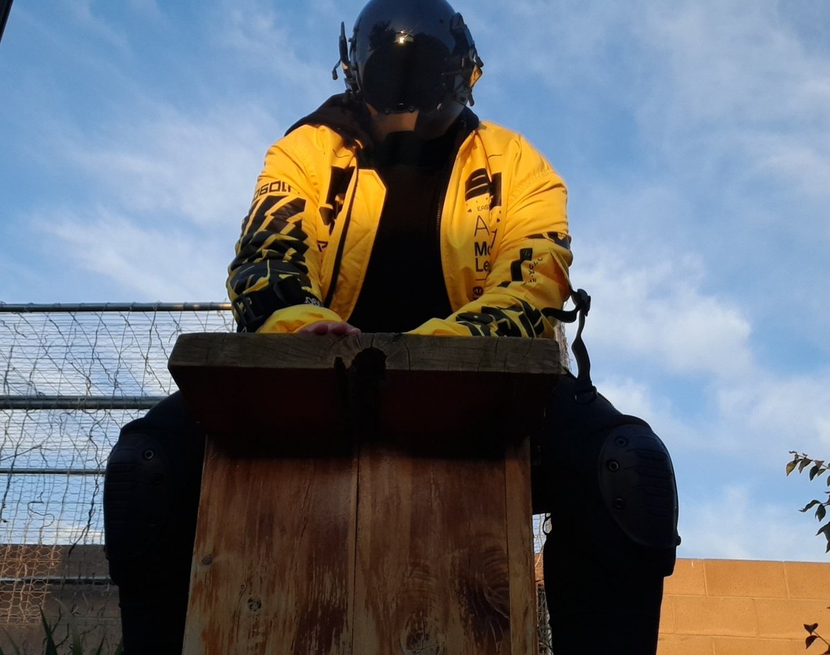 doomyNSFW's tweet photo. Feeling like absolute shit but got some knee pads heheh 💛 https://t.co/QIgNwbBSJj