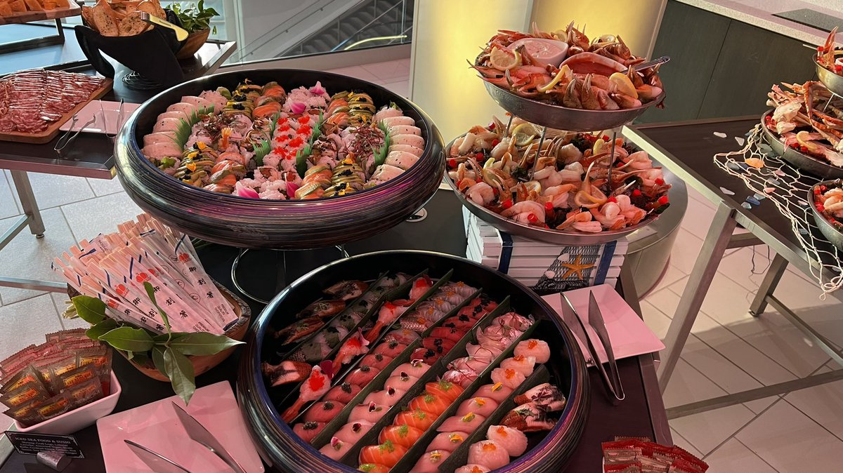 KFidds's tweet photo. The spread is banging here at T-Mobile for the 10th annual "Diamond Dig."
#diamonddig #dressforsuccess https://t.co/nTt65KbQO4