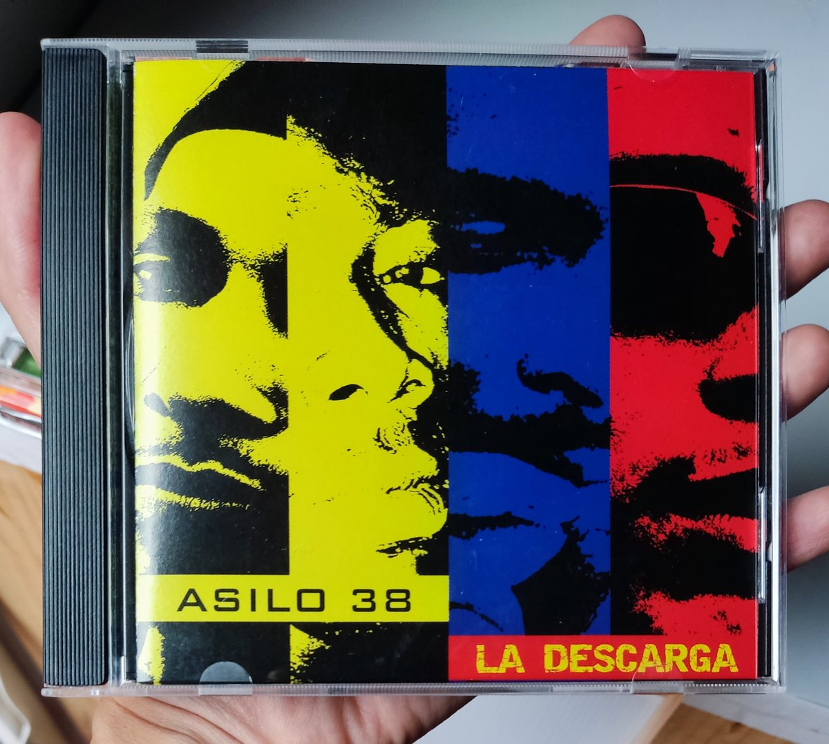 wilsonsalgado10's tweet photo. #JuevesSuenaColombia Hoy con Asilo 38 (#Asilo38), legendaria banda de Hip Hop nacida en la ciudad de Cali y formada por Al Roc Delito, Smoka, Dr. Ganja, y Rocky. En la imagen su álbum “La Descarga” que está cumpliendo 20 años. Escúchenlo completo en: https://t.co/qZ2c5nYgSn https://t.co/Lwq5Y7dNuU