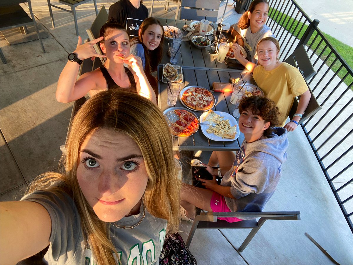 LakeCreek_XC's tweet photo. Thanks to Crust Pizza-Woodforest for hosting our LCXC Team Dinner 🍕🦁🤩 https://t.co/USRqGtPcI7
