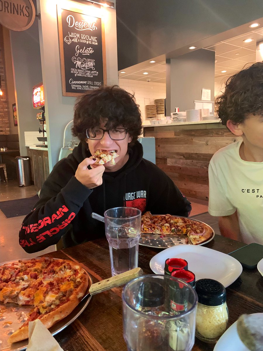 LakeCreek_XC's tweet photo. Thanks to Crust Pizza-Woodforest for hosting our LCXC Team Dinner 🍕🦁🤩 https://t.co/USRqGtPcI7