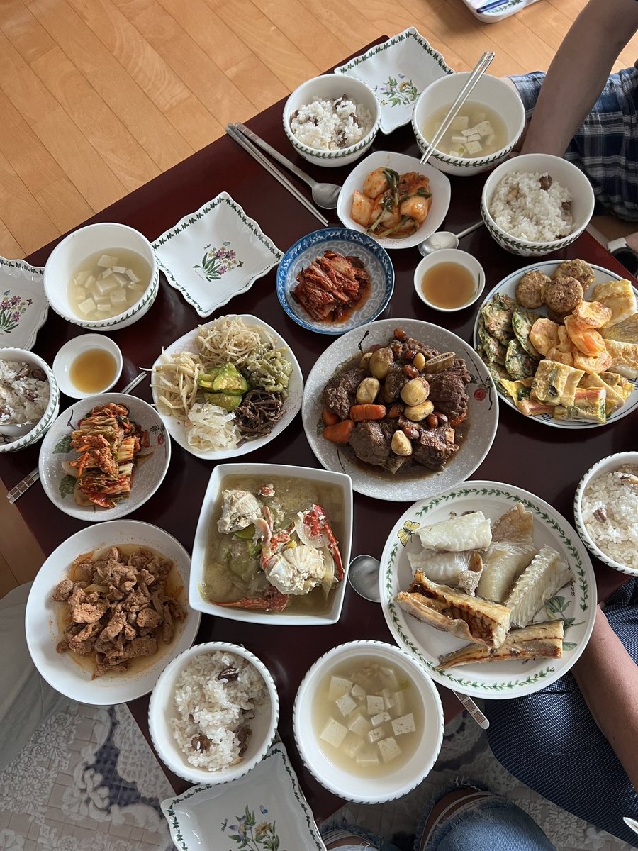 airrum's tweet image. To understand my family, you must understand that this is breakfast; my aunt woke at dawn to prepare this meal so that I could at least taste chuseok food before I leave. I will be missing the holiday by a day