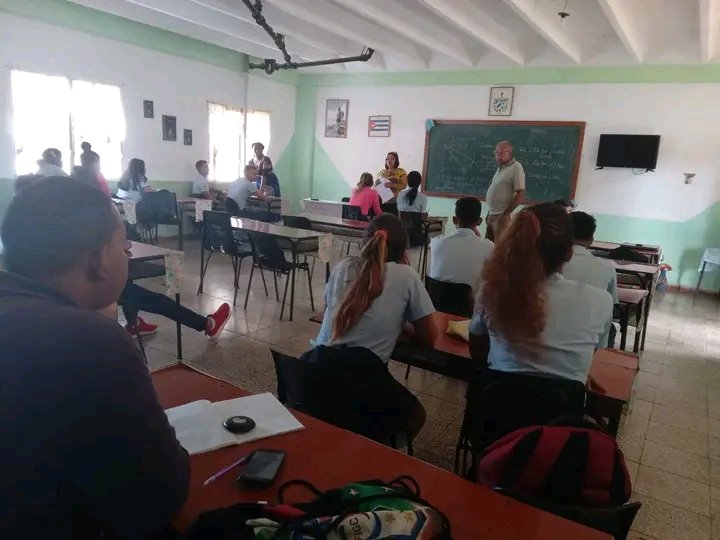IprRamirez's tweet photo. #EducadoresCubiteños En el horario de la tarde se realiza Orientación Profesional a los educandos de 12 grado. Se les divulgó el plan de plaza,  cronograma de la Universidad.#CubaMined#SomosContinuidad https://t.co/BS6FkMxfry