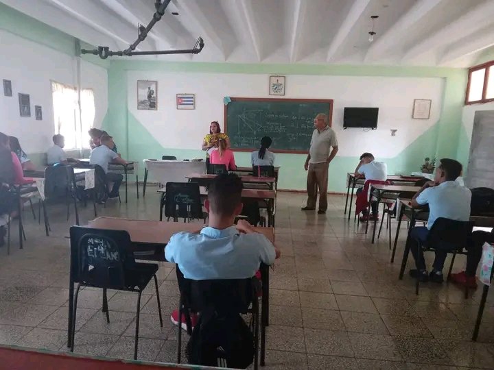 IprRamirez's tweet photo. #EducadoresCubiteños En el horario de la tarde se realiza Orientación Profesional a los educandos de 12 grado. Se les divulgó el plan de plaza,  cronograma de la Universidad.#CubaMined#SomosContinuidad https://t.co/BS6FkMxfry