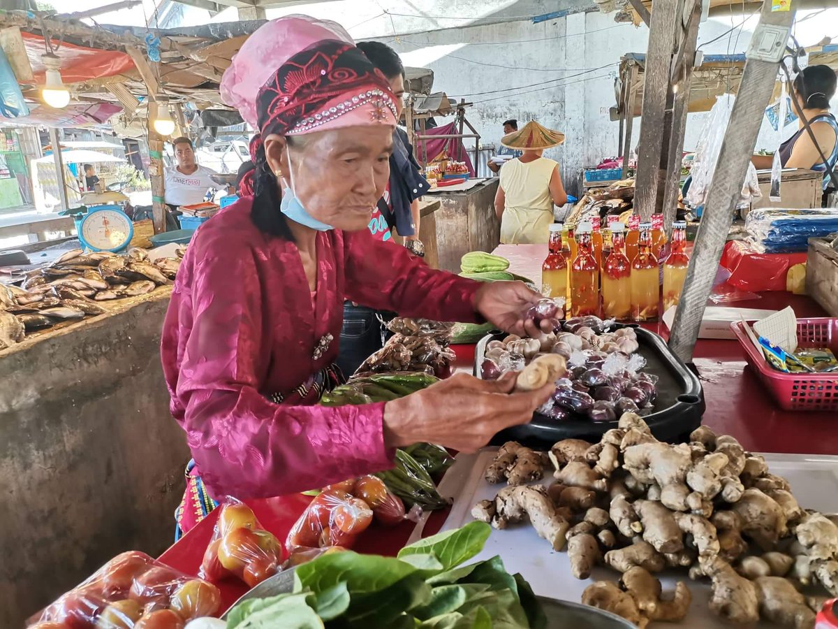oxfamph's tweet photo. LOOK: Maguindanao resident & farmer Babu Modsing Mangua is among the recipients of cash assistance as part of the “Response to the Unmet Humanitarian Needs of the Most Vulnerable Conflict-Affected Populations in Mindanao” or REACH 3 Project. (1/3)
📷 COM
#REACHProject https://t.co/XY32Oik297