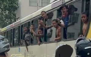 tadiavelho's tweet photo. Fiz questão de tirar o verde e amarelo e as motos da motociata.
Quero ver VC, que está falando besteira e levantando questões raciais sobre esta foto,  entrar nesse ônibus SEM MEDO.
DEIXEM A HIPOCRISIA DE LADO!!! https://t.co/x3fCpwmz8f