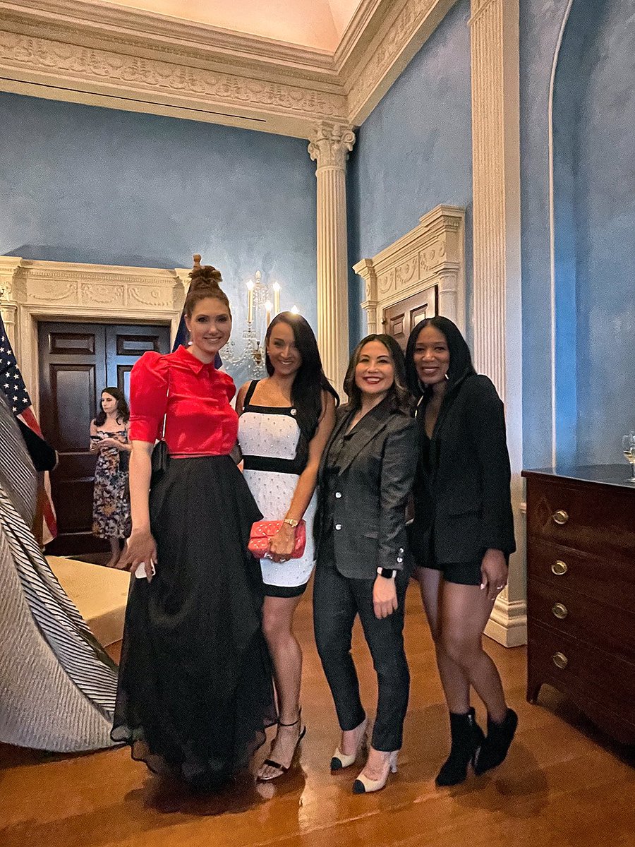 LubnaDesigns's tweet photo. Such a beautiful New York Fashion Week kick off tonight by Mayor Eric Adams! @CFDA @FashionWeekCBUS @ILModaColumbus https://t.co/89nHA4ARhq