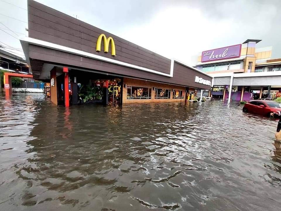 PravitR's tweet photo. A McDonald's in Rangsit, just north of Bangkok, on Thursday afternoon after heavy rain. Where's Ronald? #Thailand #WhatsHappeningInThailand #น้ําท่วม #ฝนตกหนัก photos ht @noi_rangsit https://t.co/bTnPik2pDP