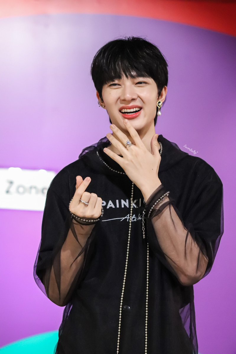 lavenderkiz's tweet photo. แค่ห้ามน่ารักกับใครแบบนั้น เว้นให้ฉันคนเดียวได้ไหม~
#NanaNu #DOSERUNWAY2022 
@CwrNew https://t.co/lAI7PgBvks