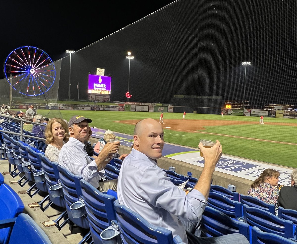 Enjoying ⁦<a href="/QCRiverBandits/">Quad Cities River Bandits</a>⁩ with ⁦<a href="/FrankenforIowa/">Admiral Mike Franken</a>⁩ after a long day on the campaign trail.
⚾️🍺🗳