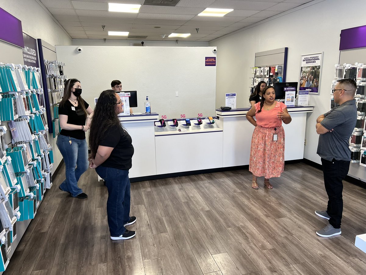 JamesLeeWW's tweet photo. Total Experience #DreamTeam 5G Network &amp; @MetroByTMobile #FrontlineFirst @parker_cia @nikhilpreddy Making Central Valley the pace-setter of what partnering is all about  #5GForAll @dbarhum https://t.co/8bn2IzpH1R