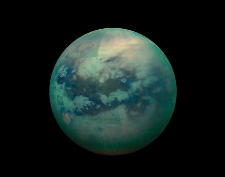 ¡Titán (la luna de Saturno) es el único lugar conocido además de la Tierra que tiene ríos, lagos y mares en su superficie!