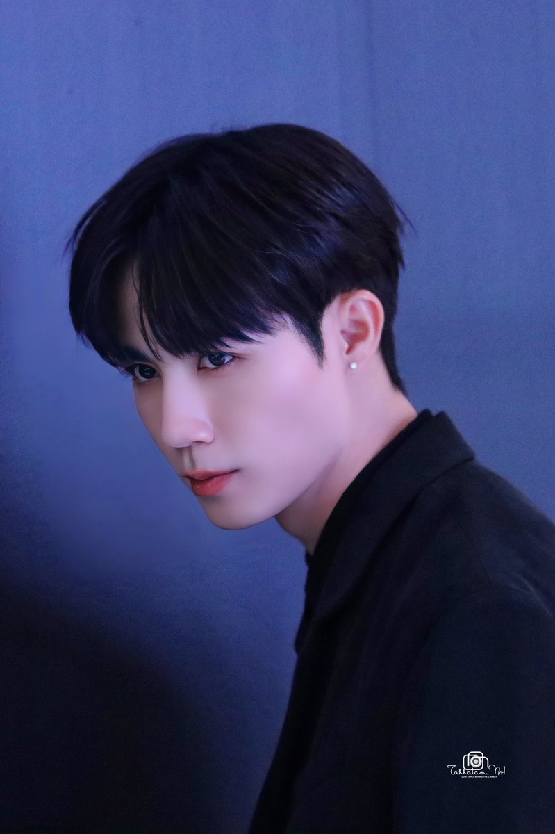 Takkaten1's tweet photo. พี่ซีหล่อแบบไม่น่าลงมาเดินบนดินอ่ะ…หล่อไม่ไหว….หล่อแบบตะโกน…ไม่รู้จะสรรหาคำไหนมาแทนความหล่อของพี่ซีได้🥴
@zee_pruk 🧛
#ZeeNuNew #ซนซน 
#ZeePruk #Zunshine 
#DOSERUNWAY2022 https://t.co/FP13IfBJkg