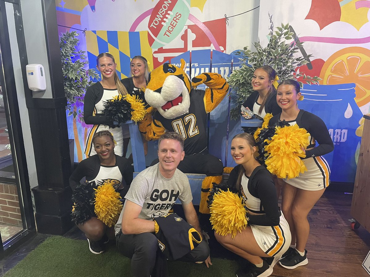 Great time uptown making friends with our @TowsonTigers fans and getting in some QT with my guy @Doc_the_Tiger - special thanks to @Towson_Cheer, @MikeGathagan and @Finny35 for the assist in spreading @TowsonU cheer. #GohTigers 🐅