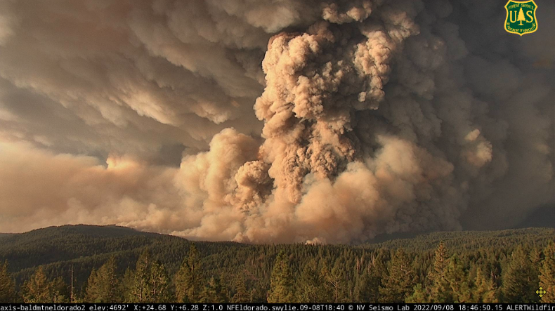 Weather_West's tweet image. Extraordinary images of #MosquitoFire this evening. This one is going to be burning &amp;amp; producing large volumes of smoke for many days, so folks in NorCal and western Nevada should prepare for a potentially prolonged period of smoke-related air quality impacts. #CAwx #NVwx #CAfire