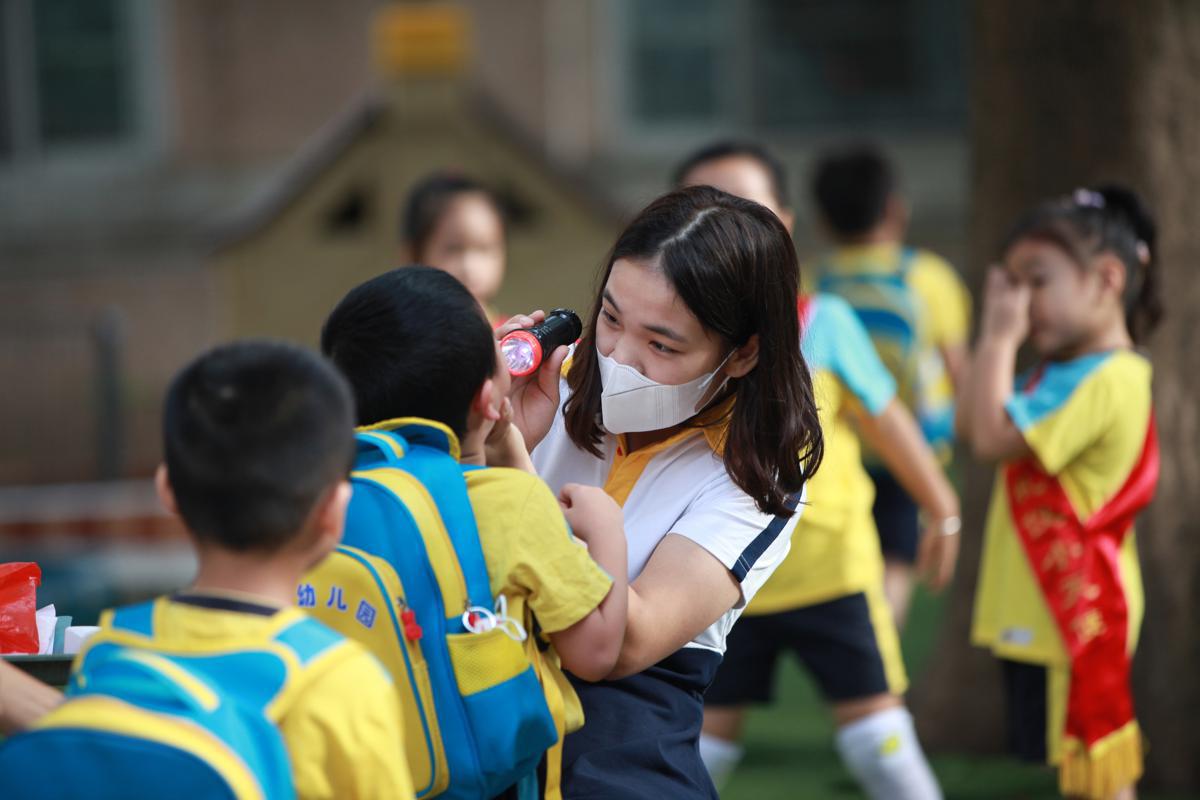 iGuangdong's tweet photo. 🧑‍🏫 Sept 10 also marks the 38th China's Teachers' Day. We express our gratitude to all teachers and thank them all! 
🫡🫰 To pay tribute to teachers, please share your story of what a teacher has done that made you automatically gain respect for them? #GDimpression https://t.co/T6BM4wKQ2B
