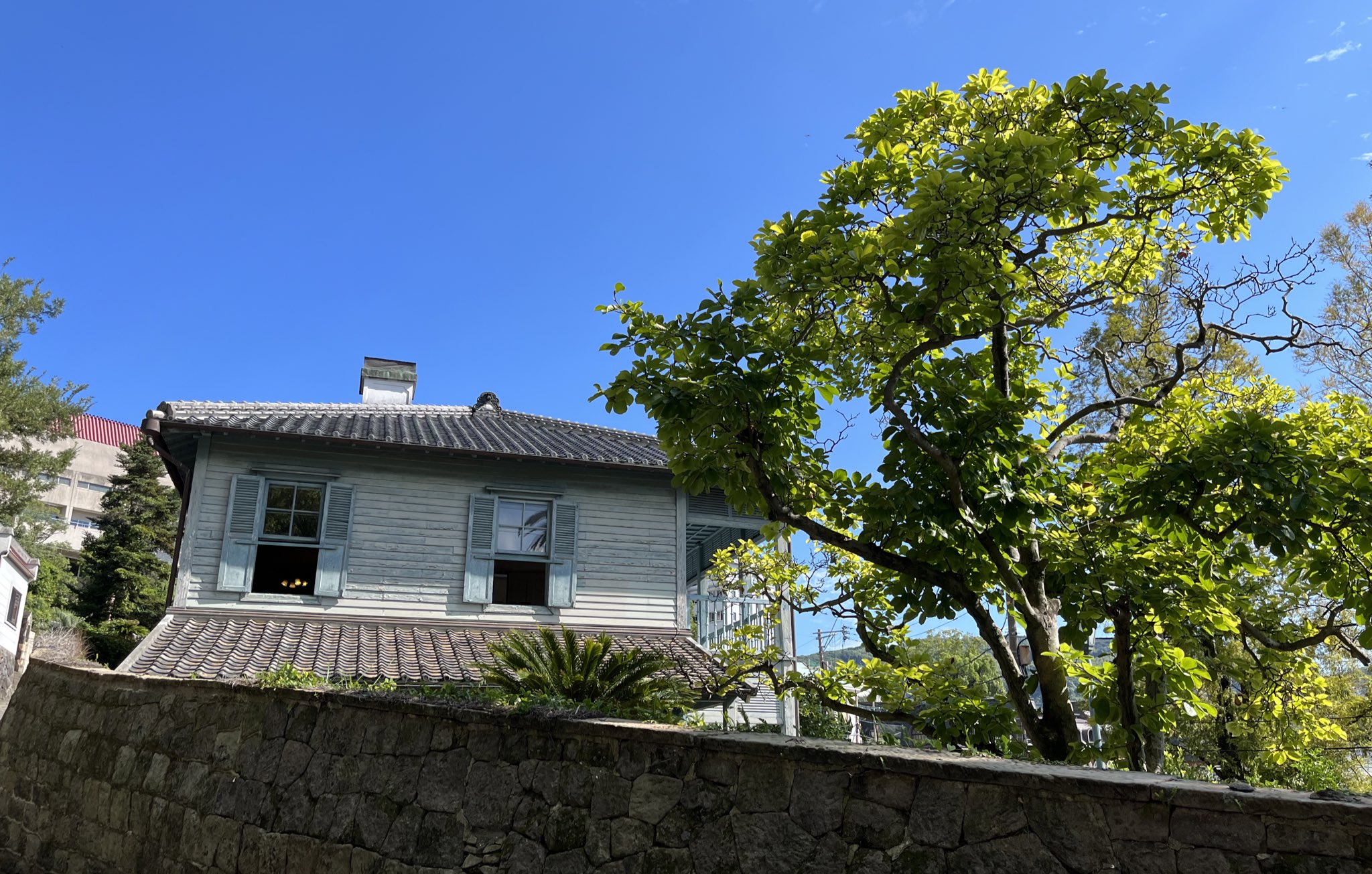 しゅう Shuu オランダ坂です オランダ坂 を登りながら見る東山手甲十三番館です ここの石垣も古く 趣があって素敵です この先に東山手十二番館があります 長崎 Nagasaki オランダ坂 東山手甲十三番館 石垣 T Co Sbqtrzro2z Twitter
