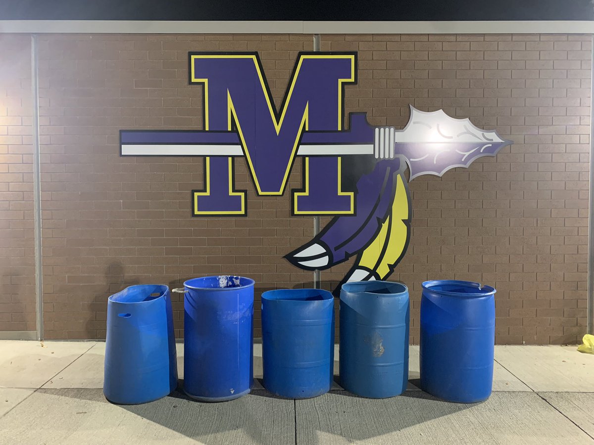 Shoutout Bett O-Line for showing up on the wrong night. Games tmrw dumbasses <a href="/BarstoolBett/">Barstool Bettendorf</a> #beatbett #goskies