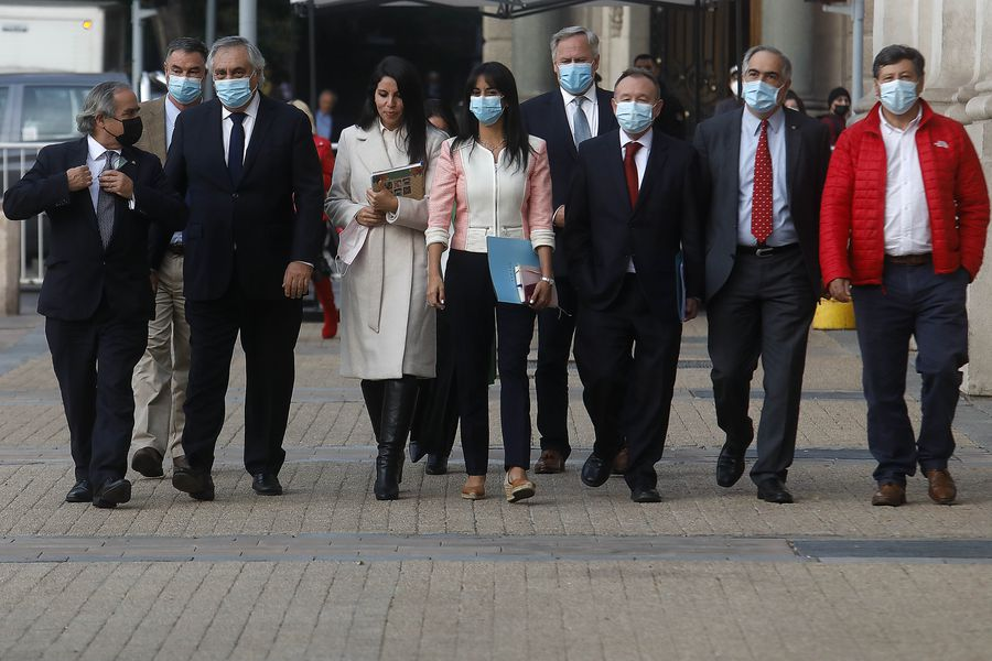 latercera's tweet photo. 🔴 Nueva Convención tambalea: senadores de RN no apoyarán otra elección de constituyentes https://t.co/OKZo6JpOI0 https://t.co/MQJoBRhvNV