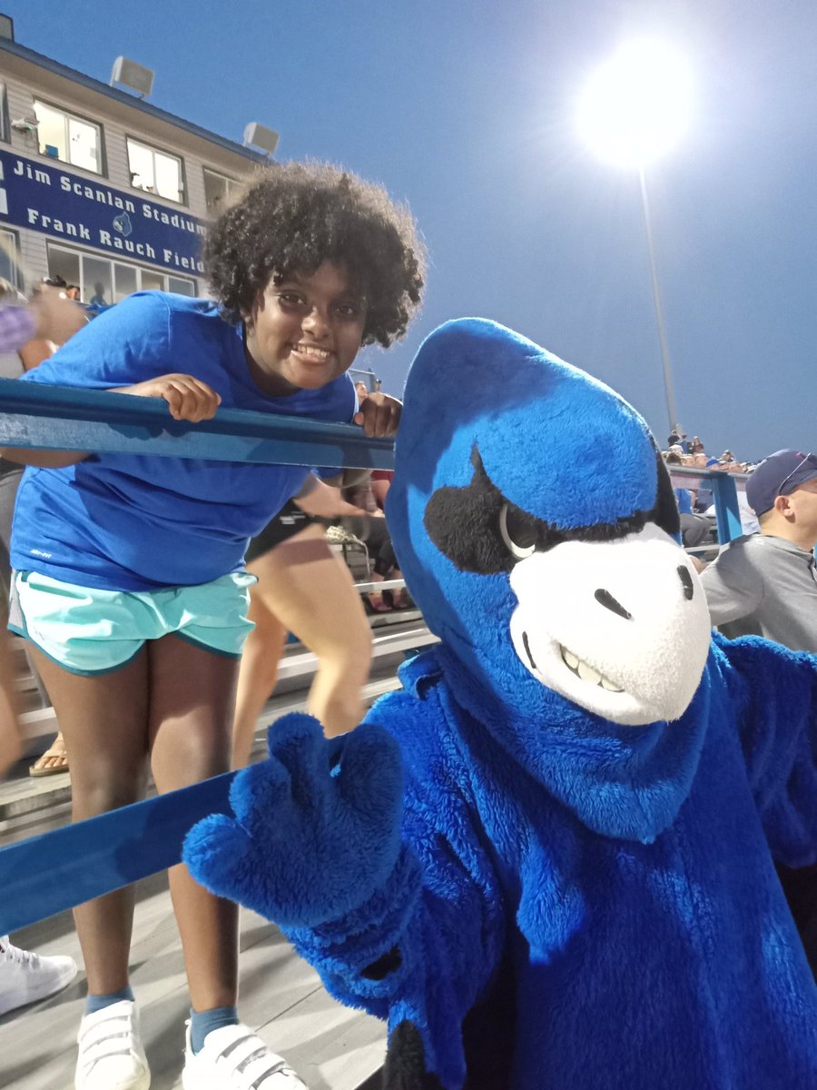 teechtime99's tweet image. My sweet girl wanted her pic with the Blue Jay ....@WHSBlueJays @SDofWashington