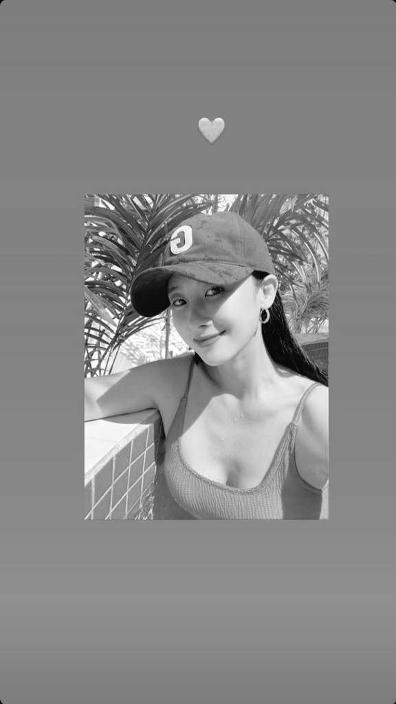 ⠀⠀⠀⠀⠀ ⠀         왔✧ · ↳ Aproveitei o dia livre passando a tarde na piscina e não podia faltar um registro em foto.