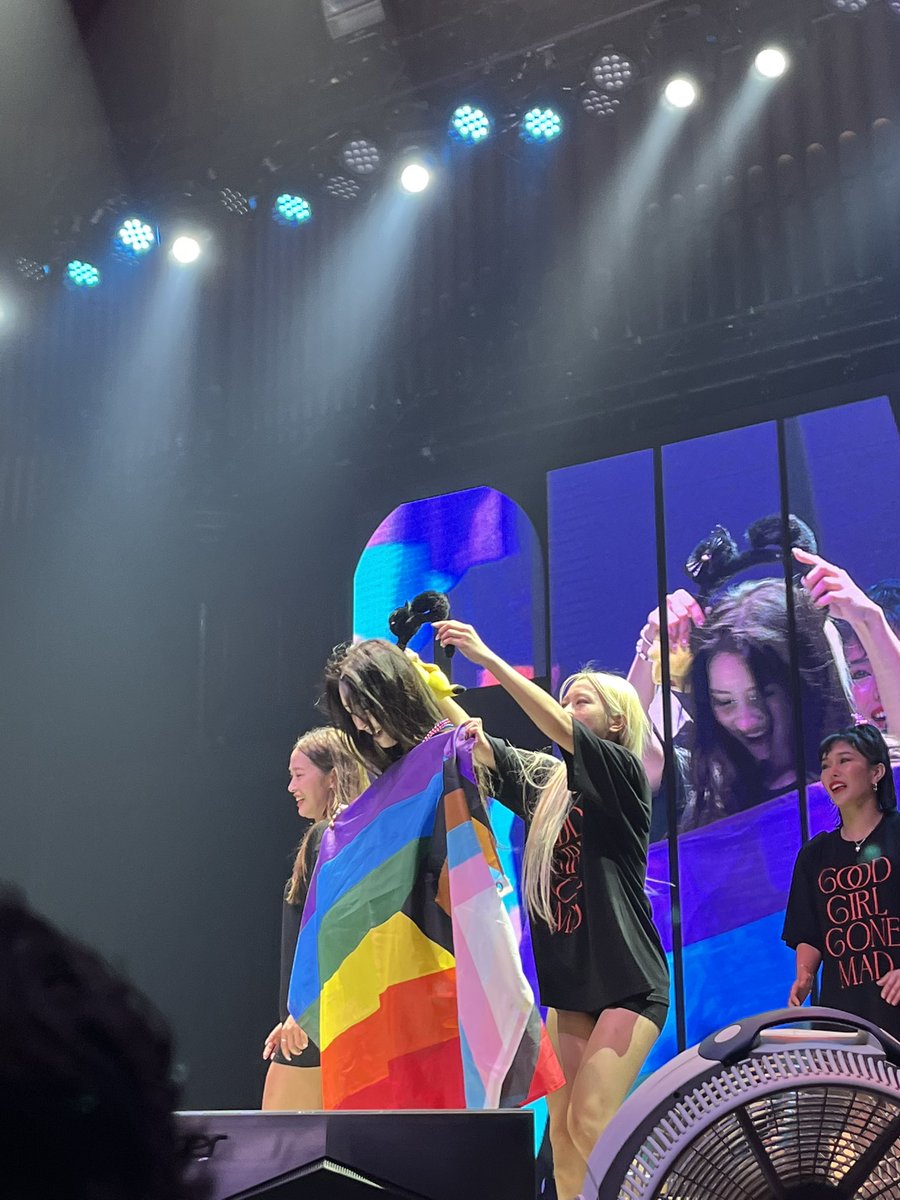 lgbtseoho's tweet photo. cannot believe I was able to hand Sunmi my pride flag!!!
#SUNMI_TOUR_GOODGIRLGONEMAD
#sunmiinatlanta #선미
@miyaohyeah @official_sunmi_ https://t.co/Oi2amausfJ