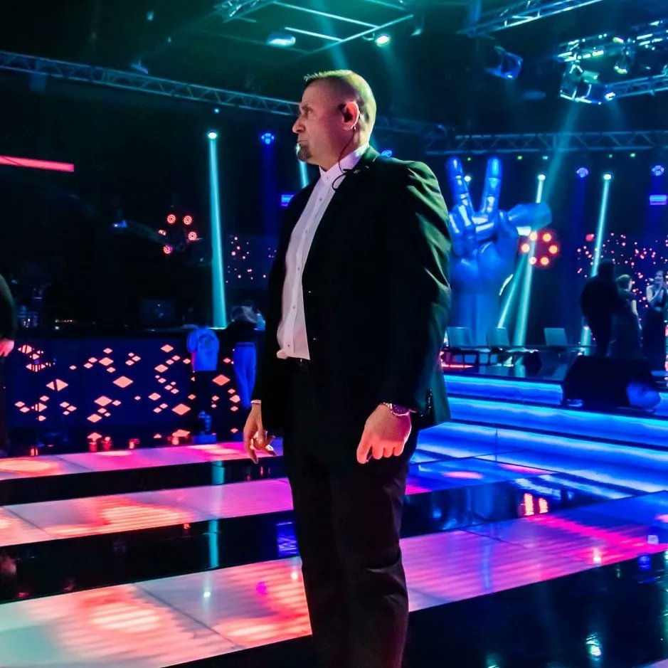 charlysecurity's tweet photo. Recordando la Final de #lavozuruguay @lavoz_uy #2022 Agradecido a @dsorondo @nachovarelauy x confiar en mi #trabajo para la seguridad de los #couches @valerialynch @lucas_sugo @negrorada @AguCasanova_ en set de grabación #work #pasion #responsabilidad #orgullo #profesionalismo https://t.co/NgWl9yVfyT